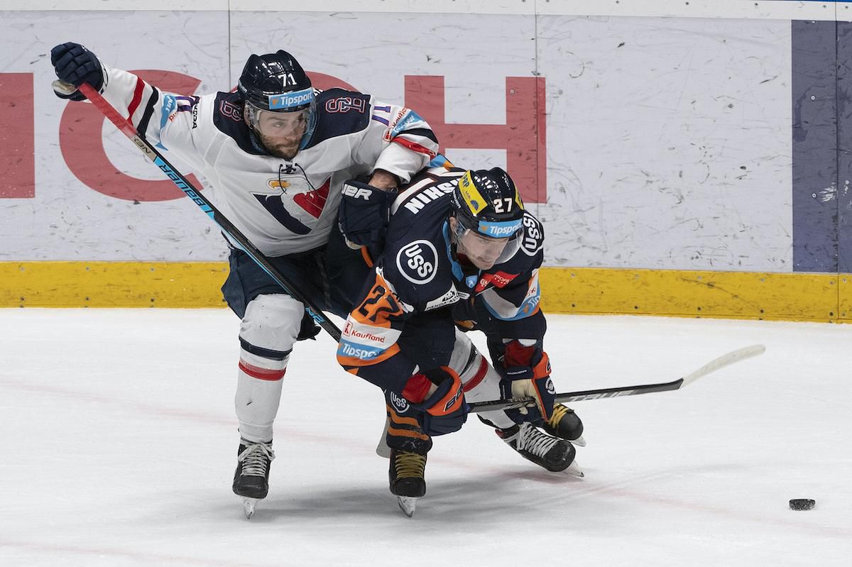 Eduard Šedivý (Slovan) a vpravo Denis Paršin (Košice).