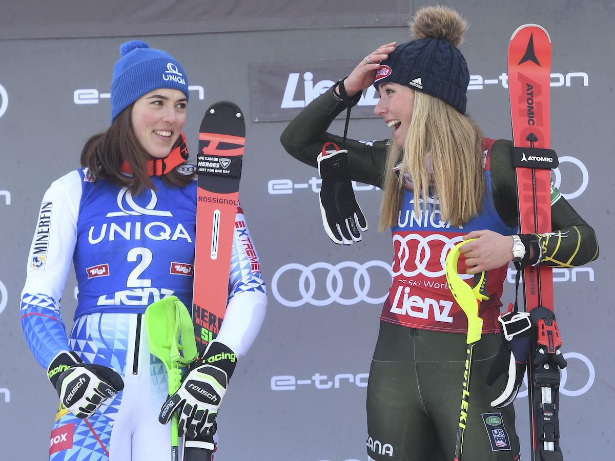 Slovenská lyžiarka Petra Vlhová a Američanka Mikaela Shiffrinová.