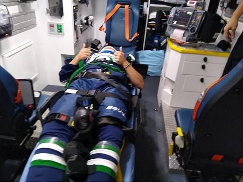 Alex Kupka v sanitke pri prevoze do nemocnice.