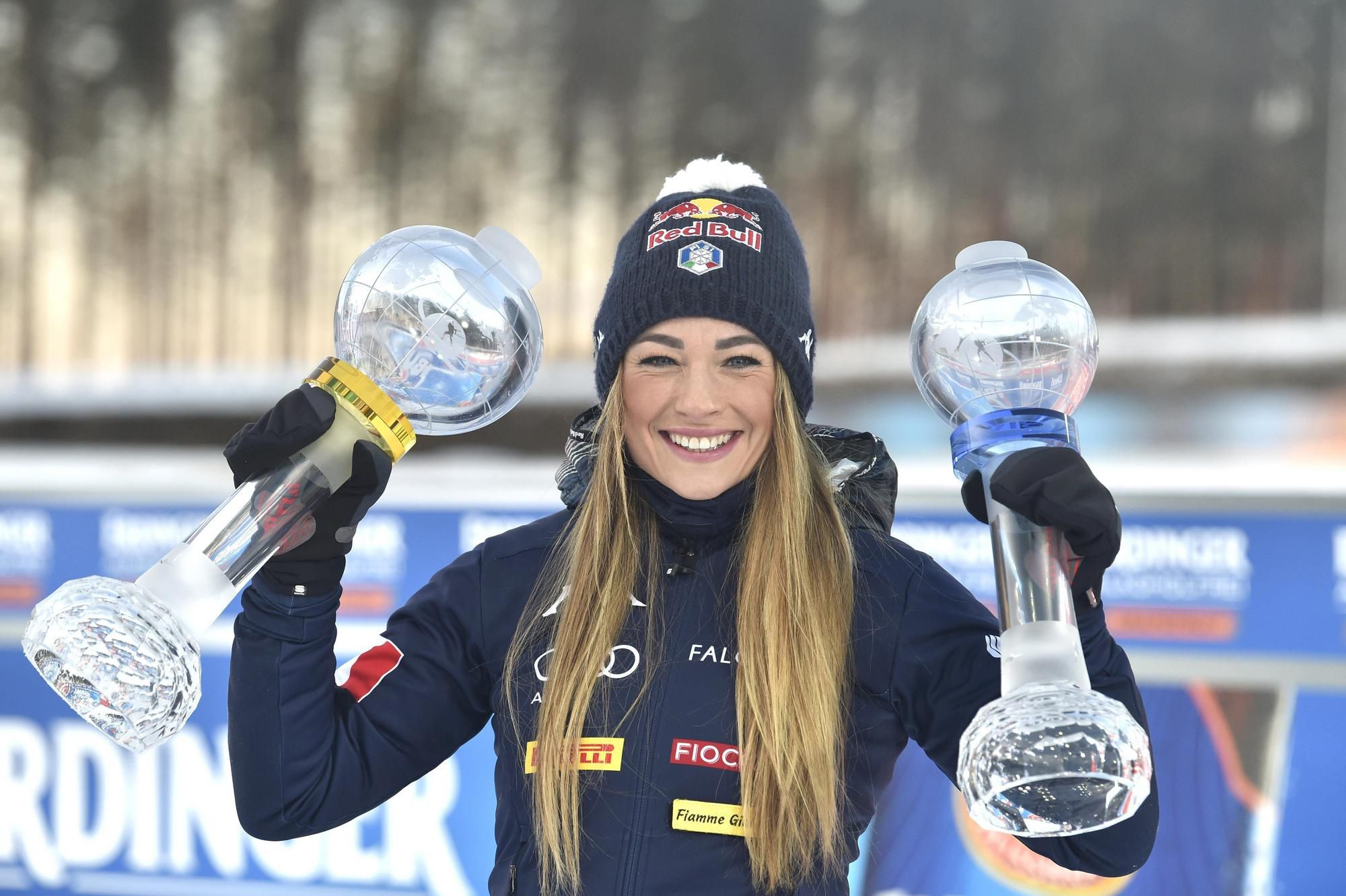 Dorothea Wiererová pózuje s veľkým glóbusom za celkovo prvenstvo (v pravej ruke) a s malým glóbusom za preteky s masovým štartom (v ľavej ruke)