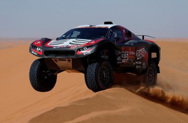 Rely Dakar: Prvé pódium pre Alonsa, v súťaži automobilov triumf Serradoriho