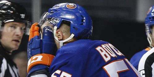 Hrozivé zranenie v NHL. Hráč prerezal súperovu tvár korčuľou, pri schádzaní z ľadu si zakrýval oko