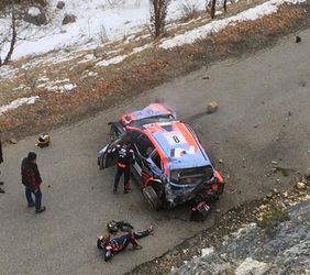 Neskutočná havária na WRC: Úradujúci šampión zvalil strom a zgúľal sa dolu kopcom!