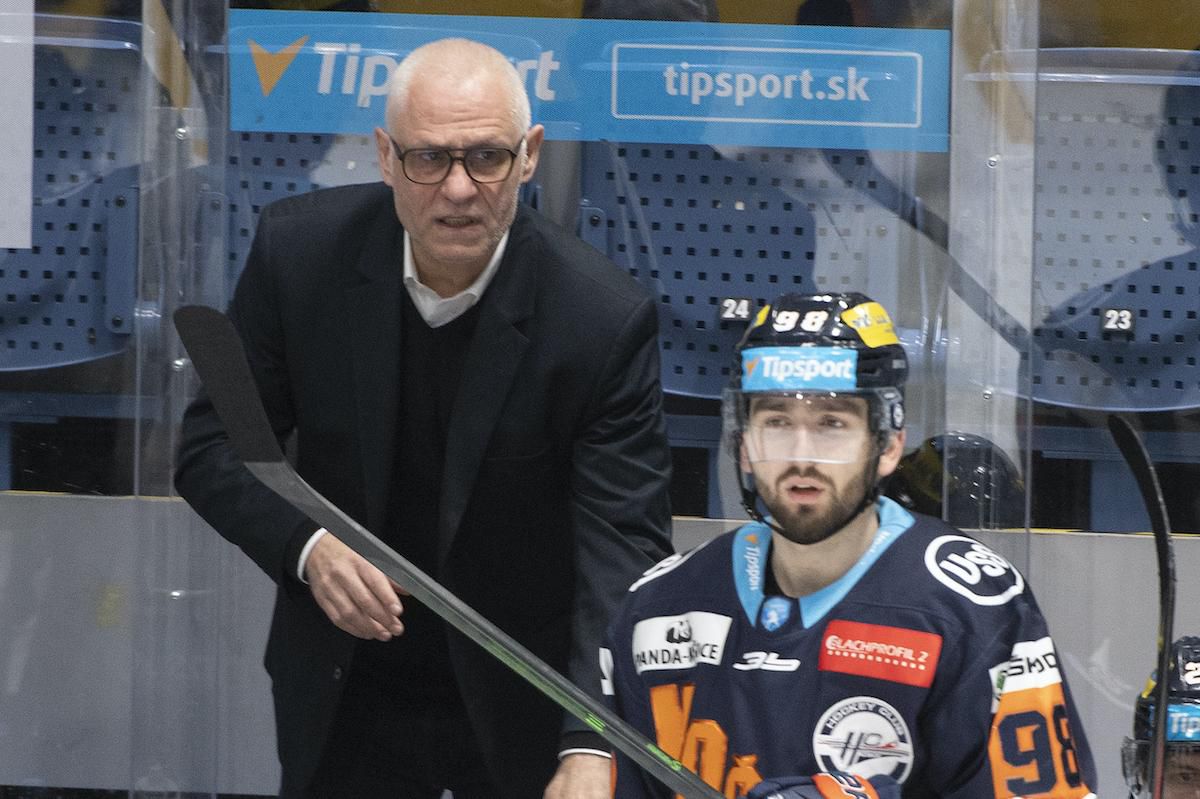 Tréner Košíc Peter Draisaitl a vpravo hráč Košíc Juraj Milý.