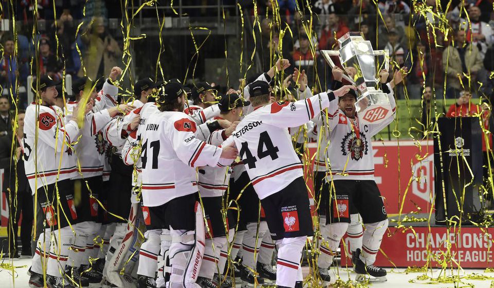 Hokejisti Frölundy Indians oslavujú triumf v hokejovej Lige majstrov