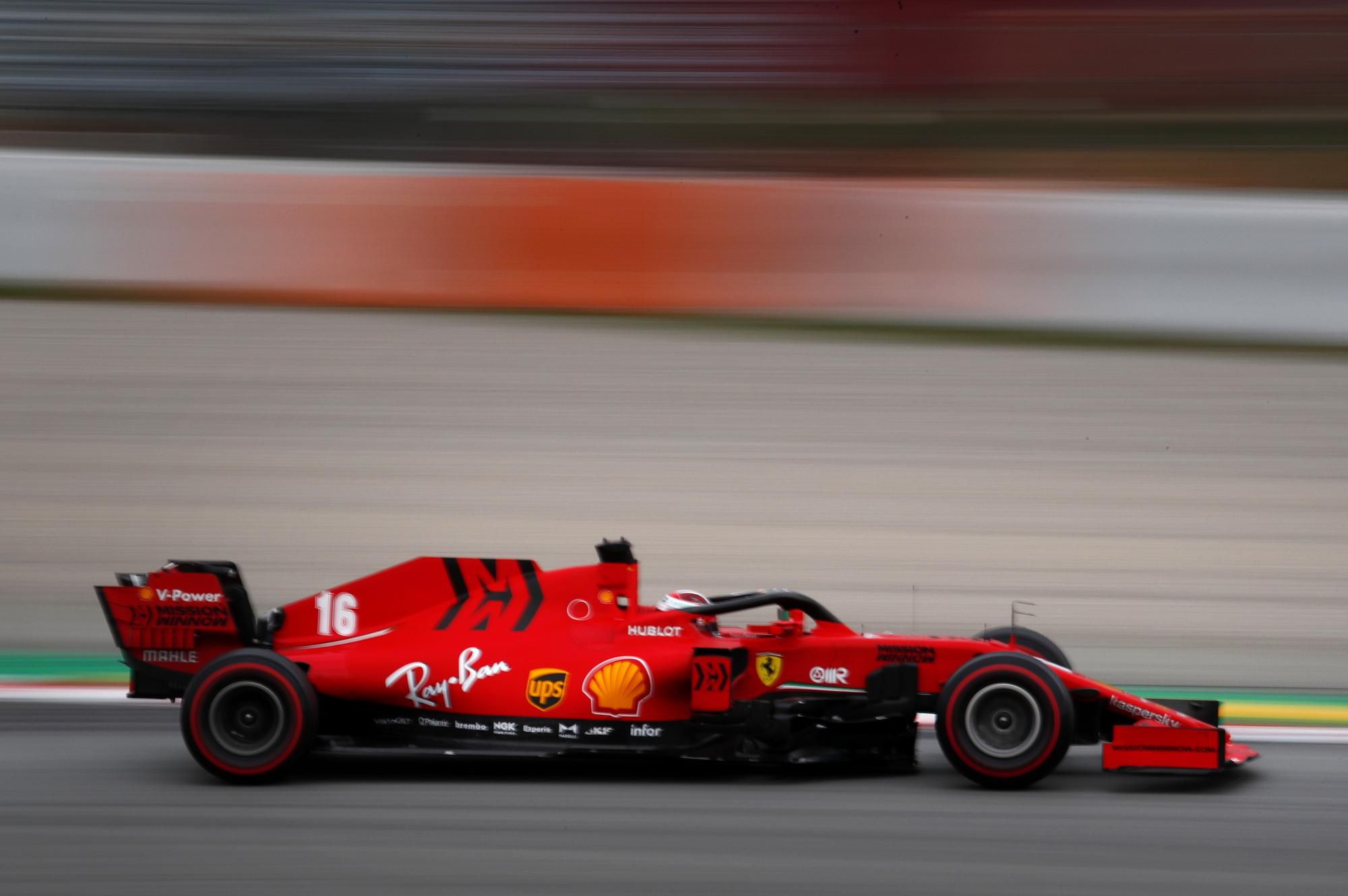 Charles Leclerc z Ferrari počas predsezónnych testov.