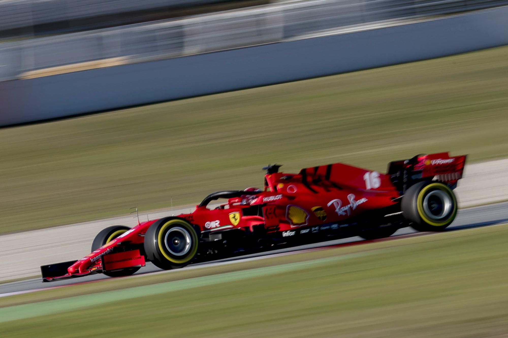 Charles Leclerc z Ferrari počas predsezónnych testov.