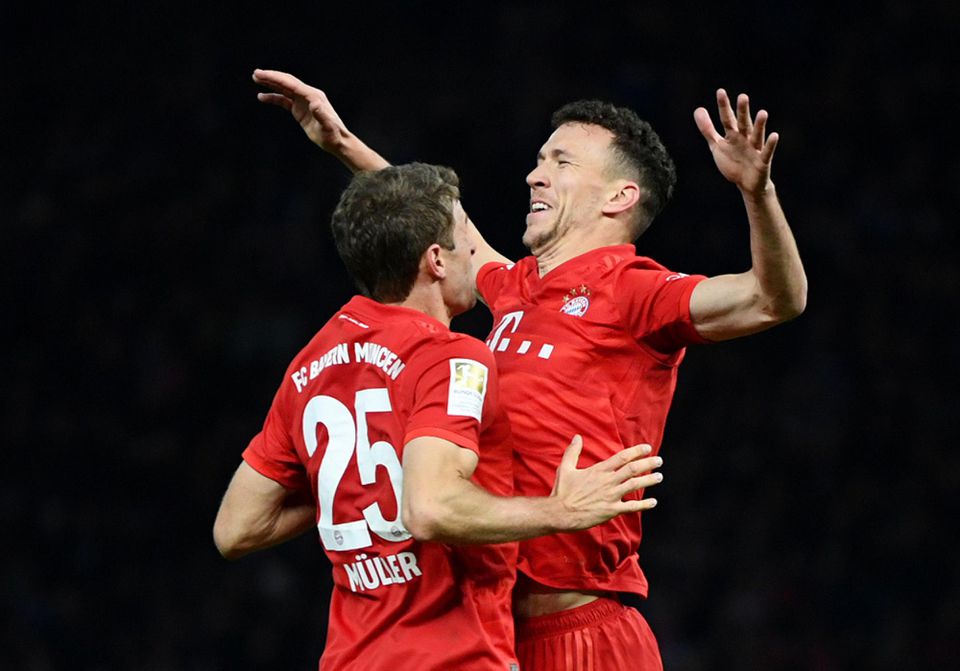 Ivan Perišič a Thomas Muller z Bayernu Mníchov sa tešia z gólu.