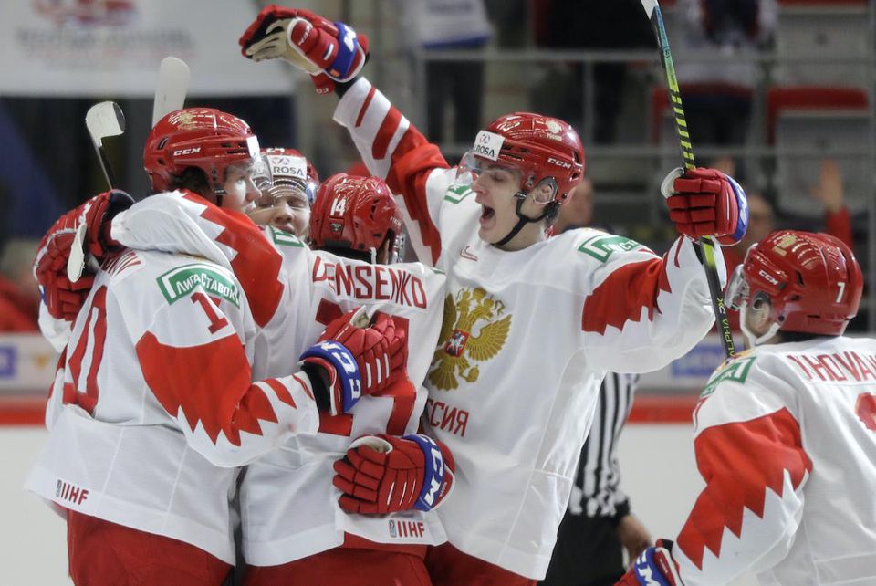 Ruský hokejista Dmitrij Voronkov (vľavo) sa teší so spoluhráčmi po strelení gólu.
