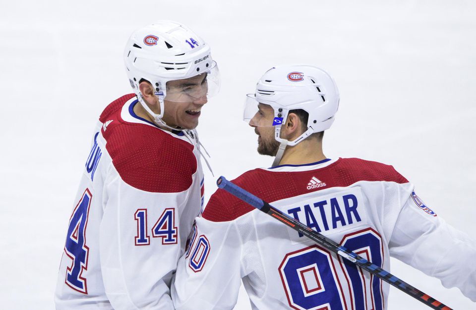 Tomáš Tatar sa raduje so spoluhráčom Nickom Suzukim v zápase proti Ottawe Senators