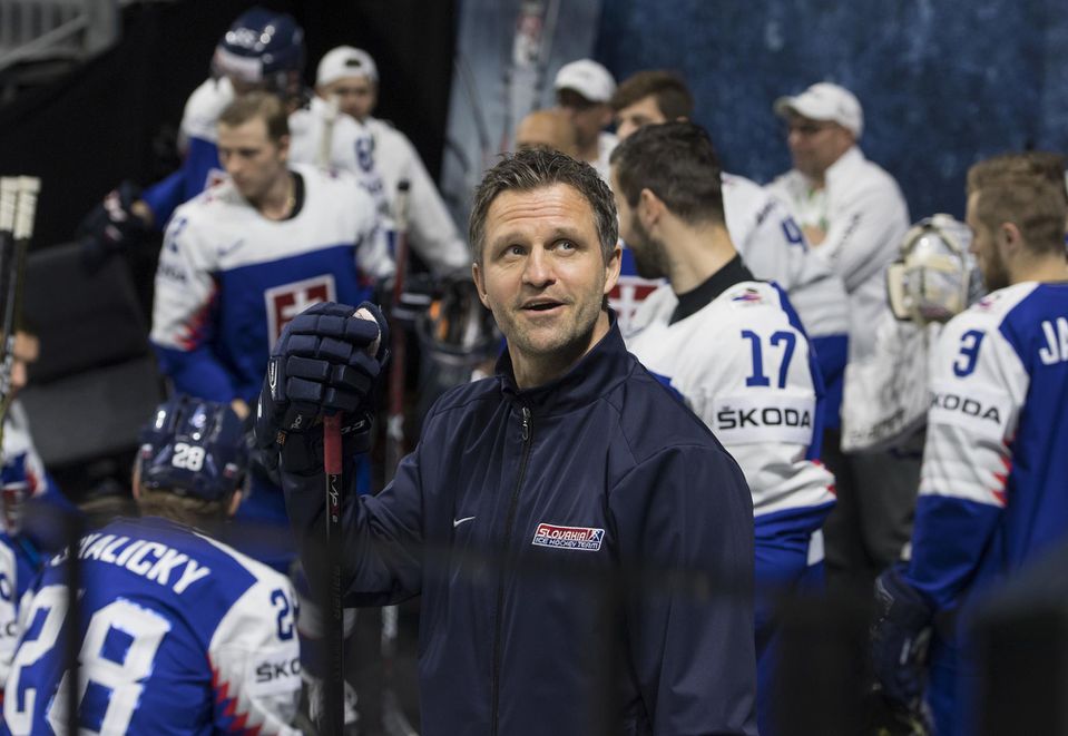 Asistent trénera Róbert Petrovický pred spoločným fotením na 82. Majstrovstvách sveta v ľadovom hokeji.