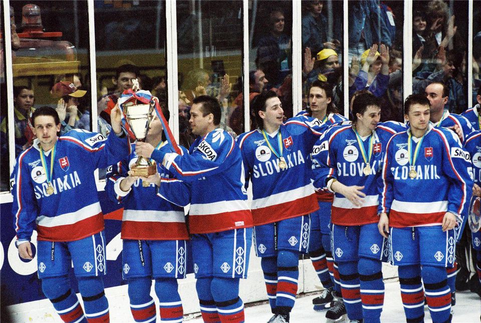 Slovenskí hokejisti oslavujú triumf na MS B-kategórie