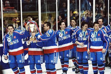 Pamätné okamihy: Pred štvrťstoročím oslavovali slovenskí hokejisti triumf na turnaji B-kategórie MS