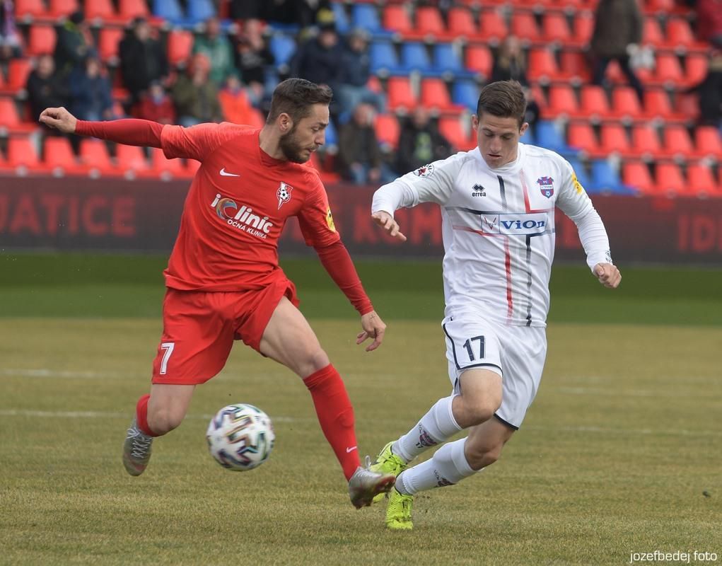 Prvé víťazstvo (3:1) v drese Serede zažil Nicolas Šumský (vľavo) v súboji na trávniku Zlatých Moraviec (3:1). Na snímke ho prenasleduje Dávid Richtárech.