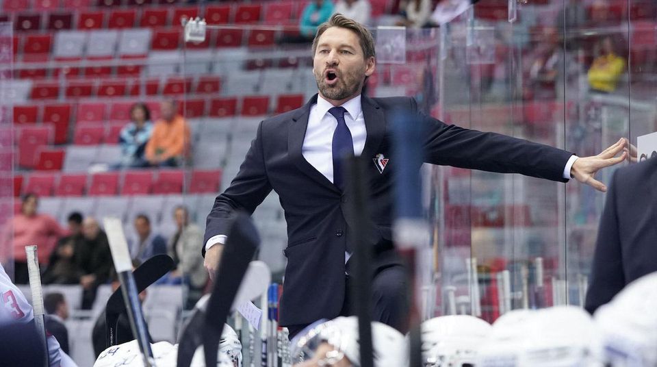 Tréner HC Slovan Bratislava Vladimír Országh.