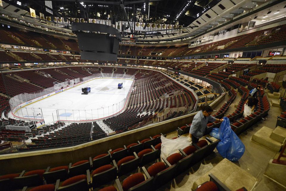Pracovníci čistia hokejovú arénu po zápase zámorskej hokejovej NHL medzi Chicago Blackhawks - San Jose Sharks.