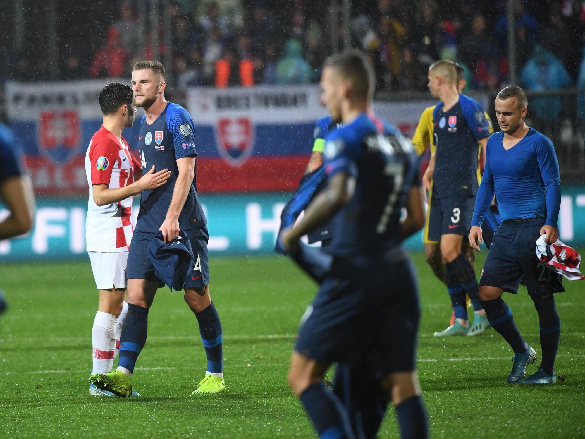 Smutní slovenskí futbalisti Milan Škriniar (druhý vľavo), Denis Vavro (3) a Stanislav lobotka (vpravo) odchádzajú z ihriska