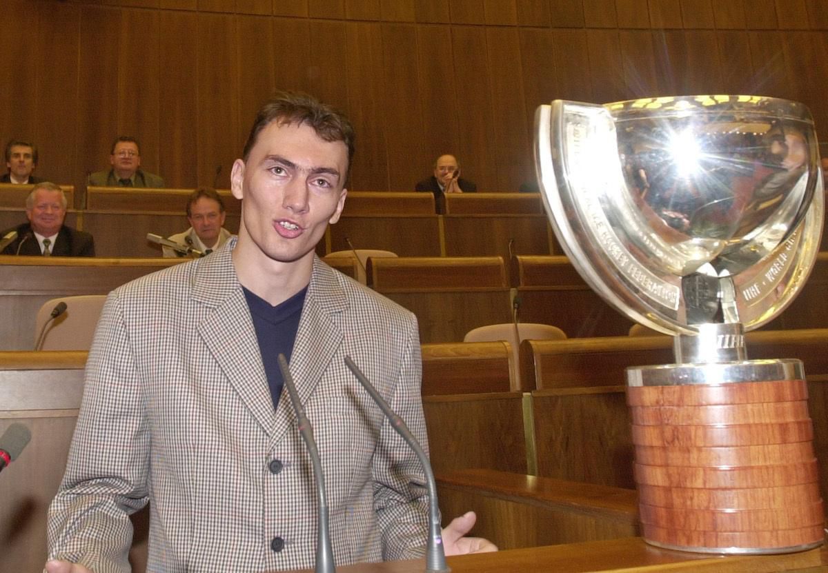 Miroslav Šatan počas príhovoru v parlamente v roku 2002.