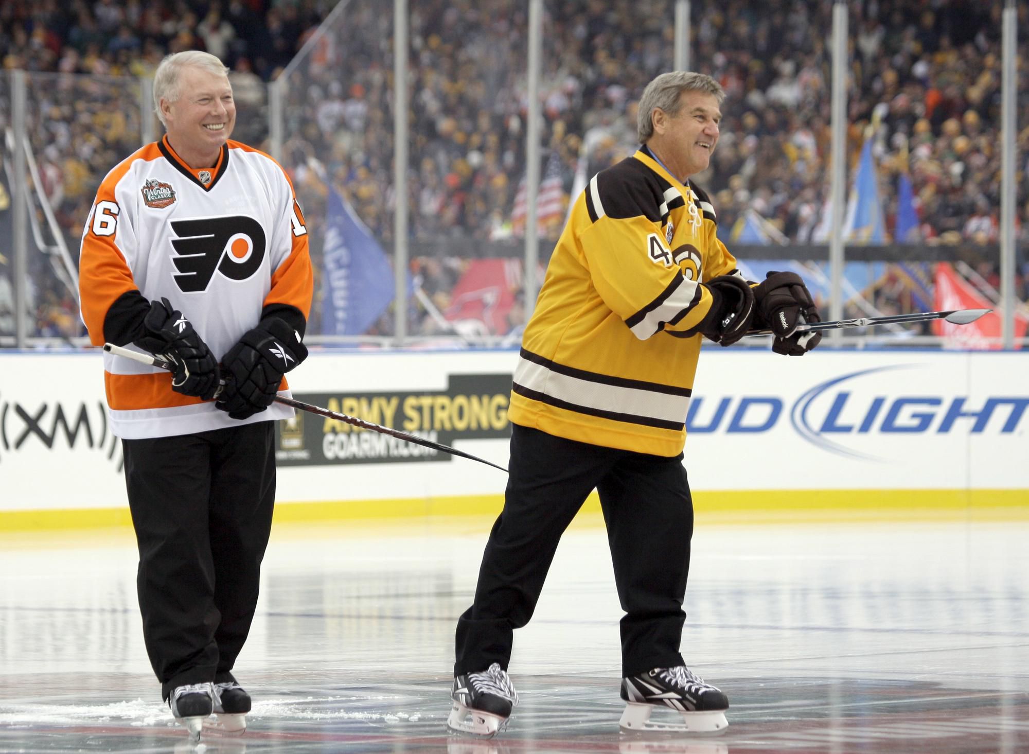 Bobby Clarke z Philadelphie Flyers a Bobby Orr z Bostonu Bruins.