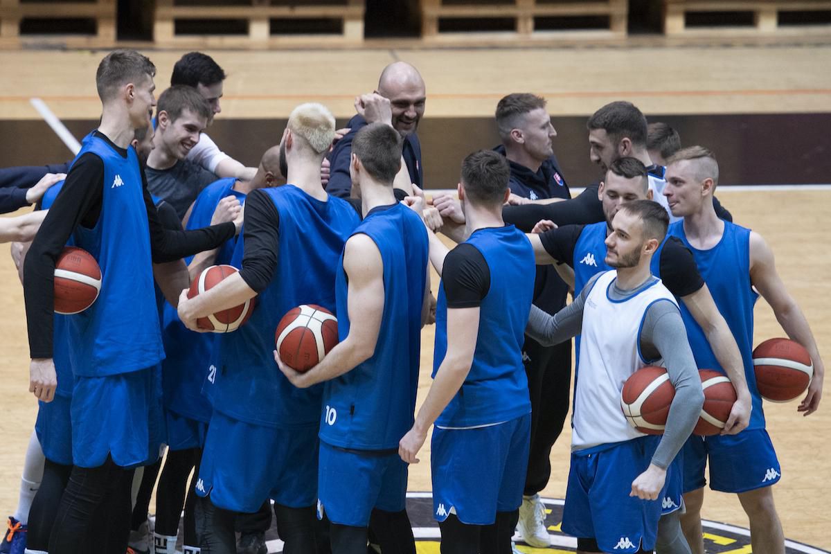 Slovenskí basketbaloví reprezentanti počas tréningu.