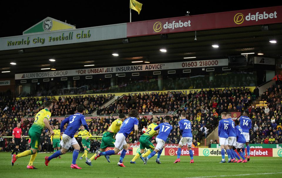 Ondrej Duda zahráva priamy kop v zápase Norwich - Leicester