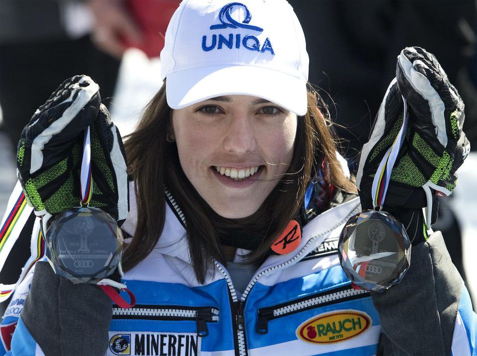 Slovenská lyžiarka Petra Vlhová pózuje s medailami.