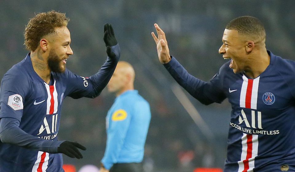 Neymar a Kylian Mbappé z Paríža Saint-German oslavujú