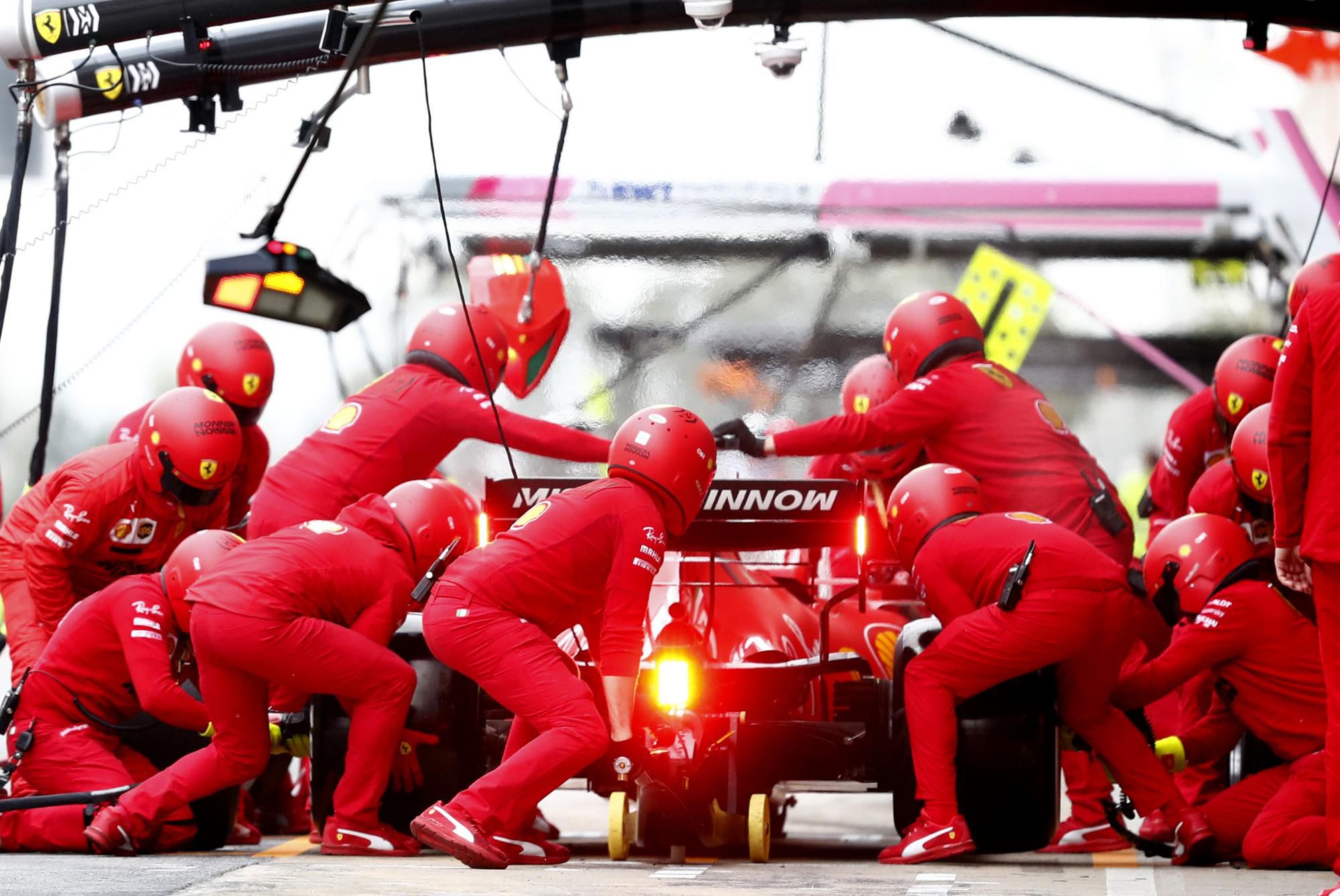 Mechanici tímu Ferrari v akcii.