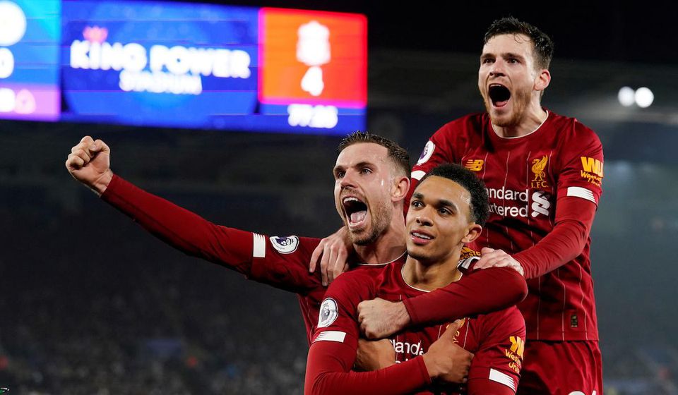 Futbalisti Liverpoolu oslavujú víťazstvo