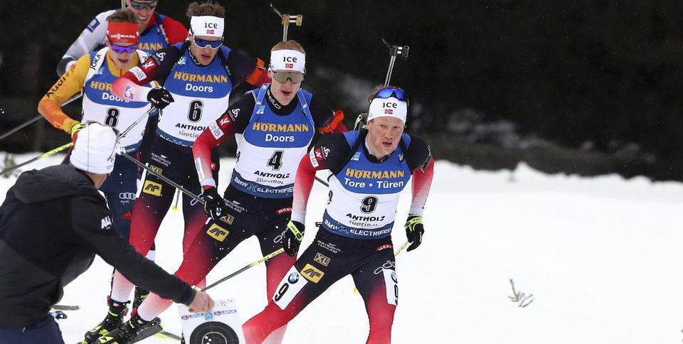 Nórski biatlonisti, sprava Johannes Dale, Johannes Thingnes Bö a Thingnes Bö v pretekoch s hromadným štartom mužov na 15 km.