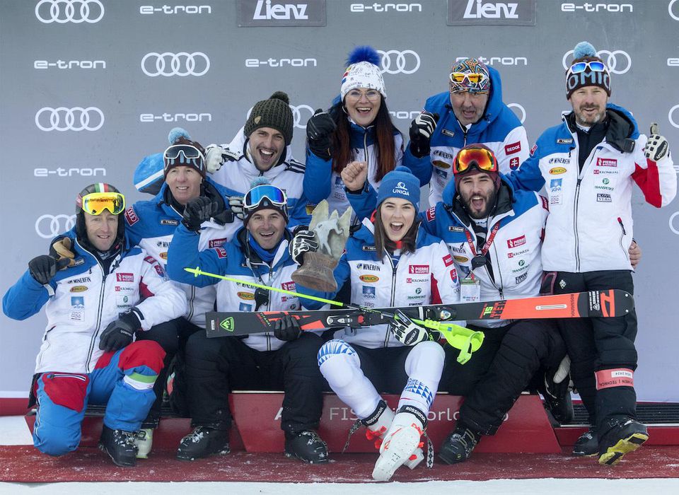 Slovenská lyžiarka Petra Vlhová (uprostred) sa teší so svojím tímom z druhého miesta v slalome žien na Svetovom pohári.