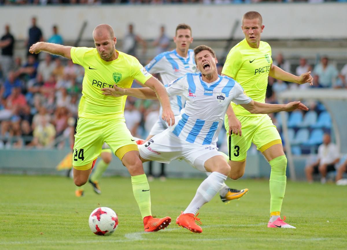 Andrej Ivančík z FC Nitra (v strede) a Martin Králik z MŠK Žilina (vľavo) v sezóne 2017/18.