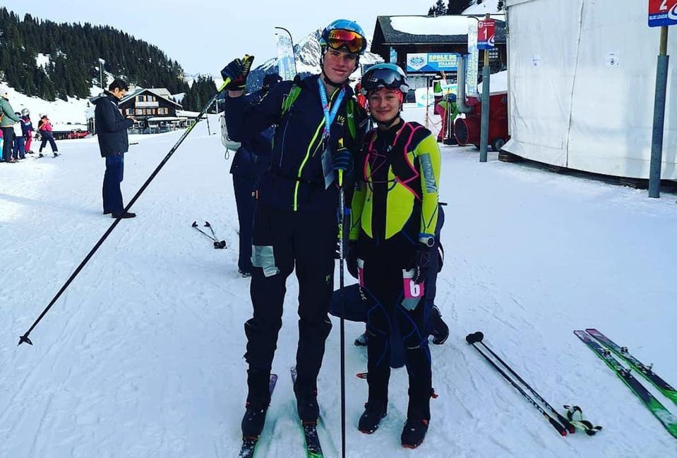 Slovenskí reprezentanti v skialpinizme Matúš Černek a Laura Kovárová.