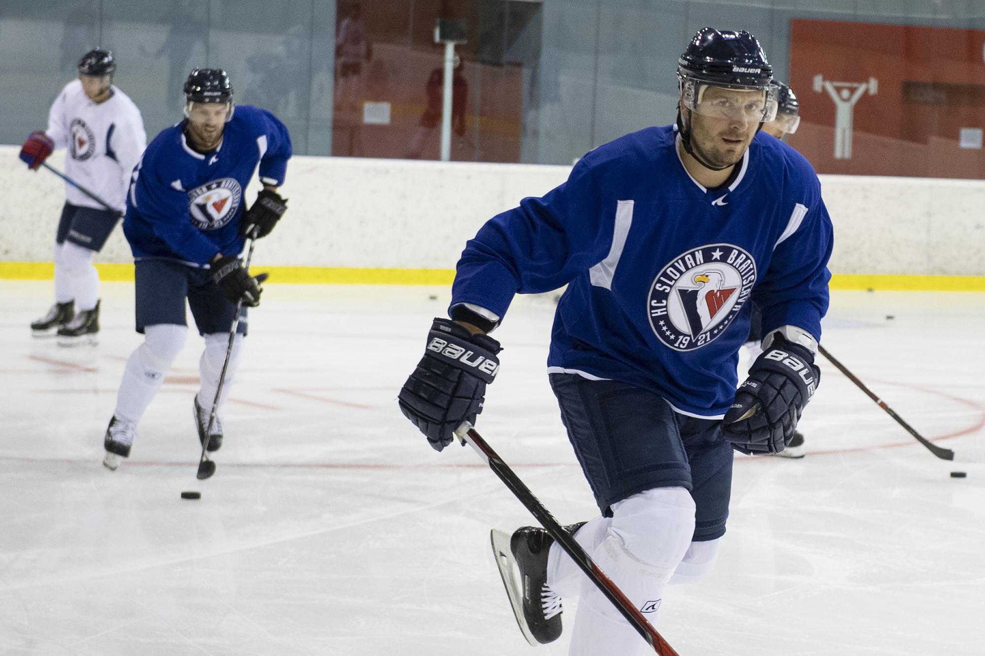 Michal Sersen počas prvej prípravy na ľade tímu HC Slovan Bratislava pred novou sezónou.