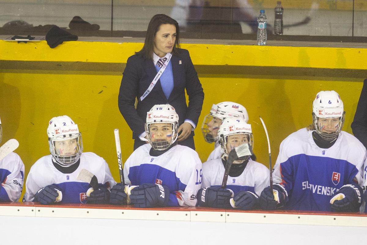 Asistentka trénera ženskej hokejovej reprezentácie do 18 rokov Barbora Kežmarská spolu s hráčkami, zľava Lily Stern, Barbora Schredlová, Viktória Kučerová a Aneta Kušmíreková.