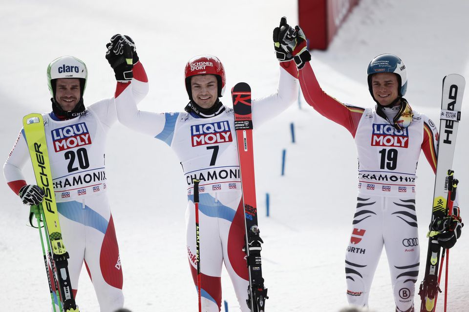 Loic Meillard (uprostred) sa teší z víťazstva v paralelnom obrovskom slalome