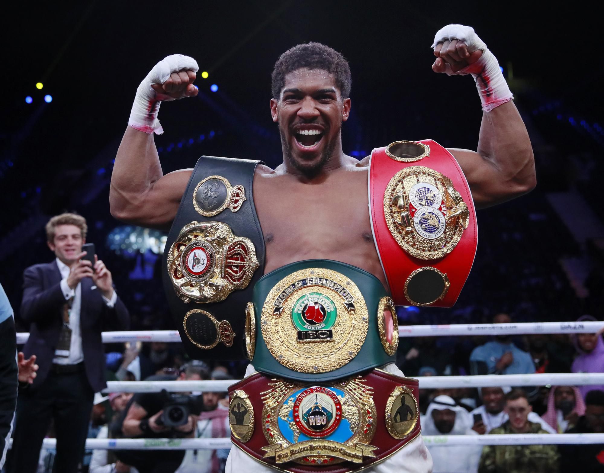 Anthony Joshua s opaskami.