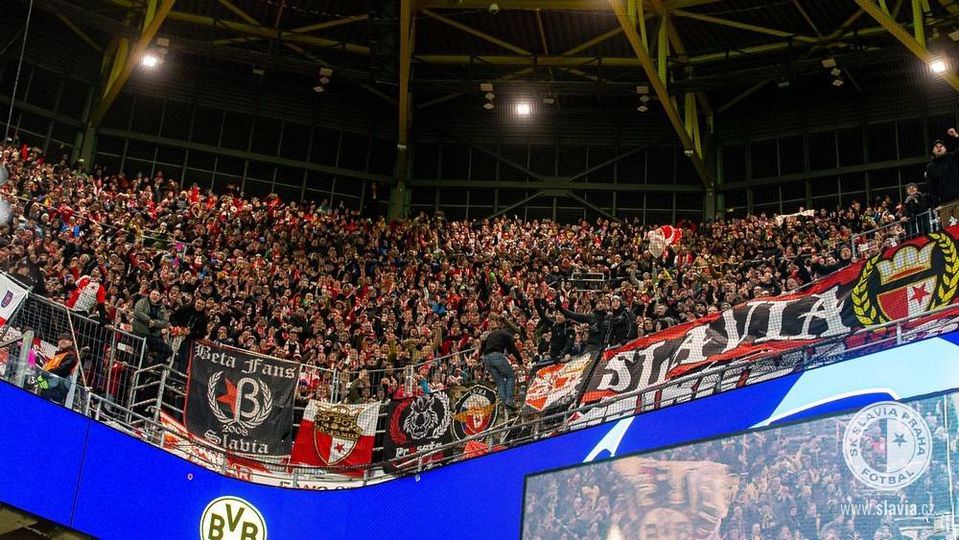Fanúšikovia Slavie Praha v Dortmunde.