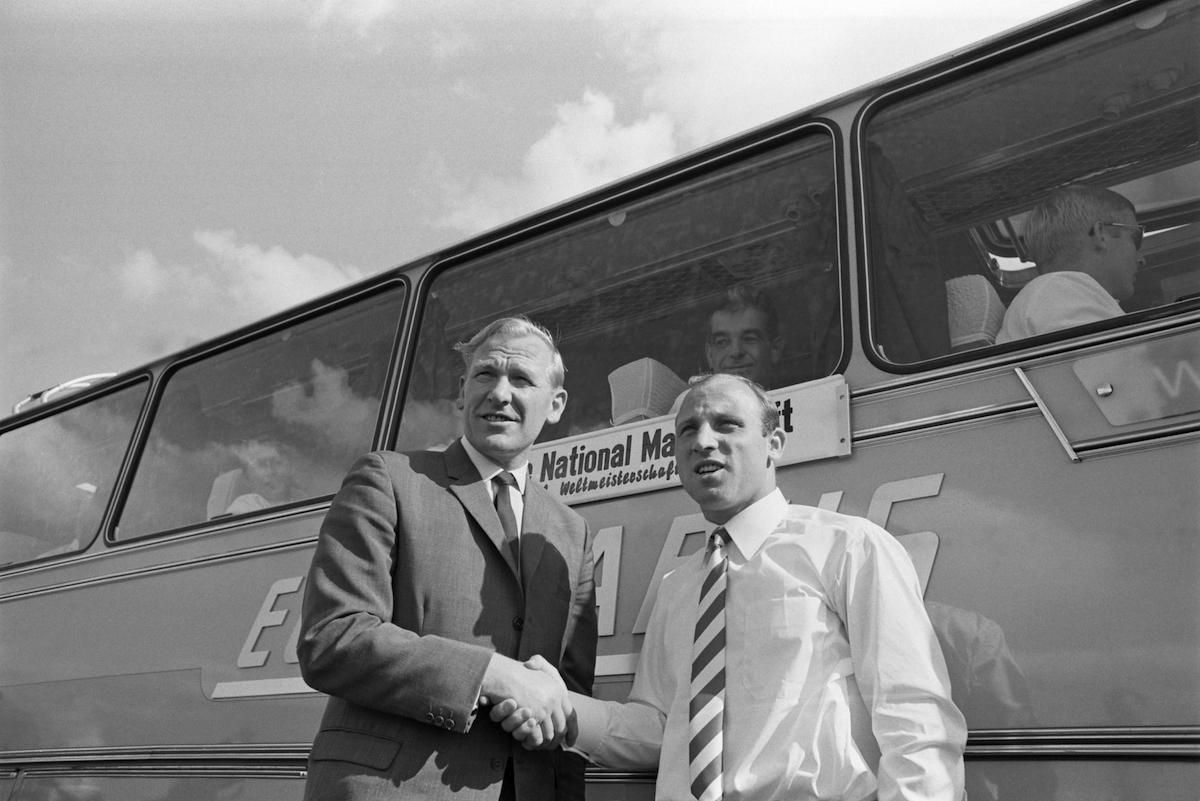 Bert Trautmann a kapitán Západného Nemecka Uwe Seeler v roku 1966.