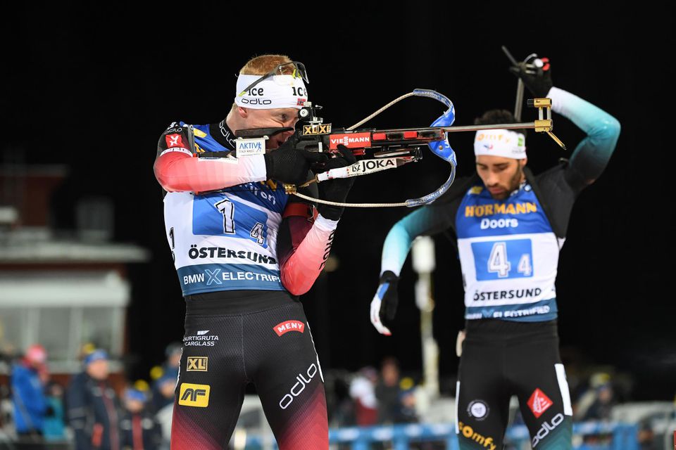 Martin Fourcade a Johannes Thingnes Bö počas štafety.