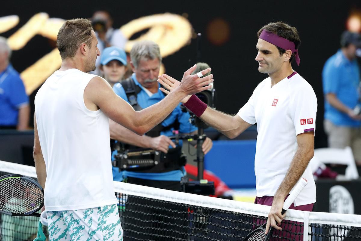 Švajčiarsky tenista Roger Federer podáva ruku po zápase s Tennysom Sandgrenom.