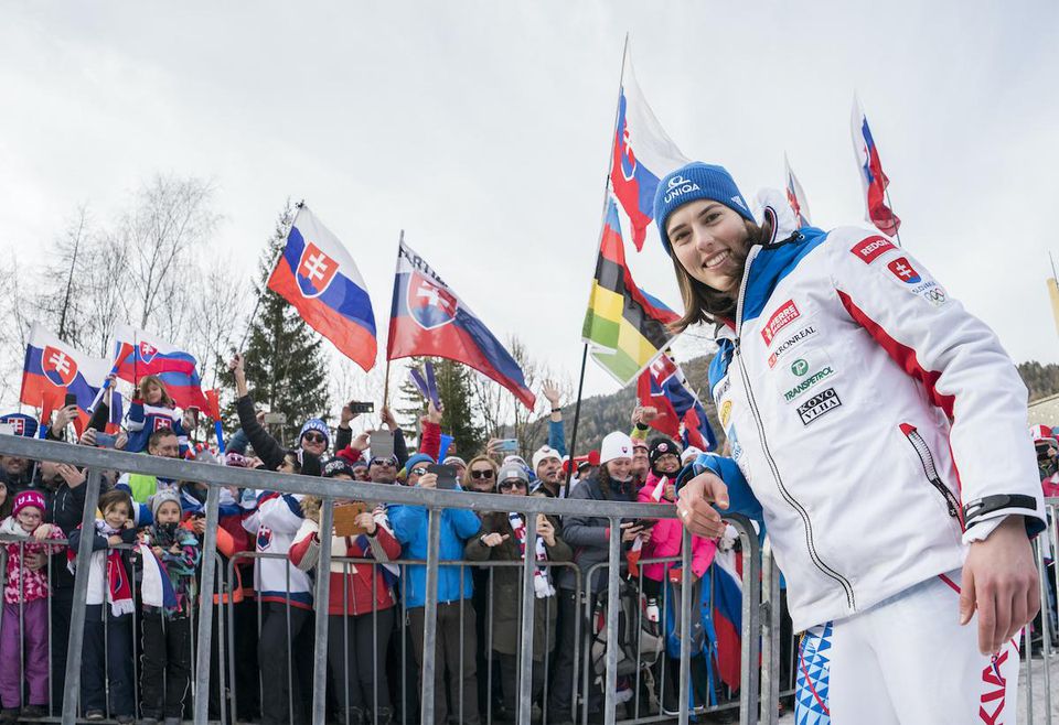 Slovenská slalomárka Petra Vlhová pózuje so slovenskými fanúšikmi.