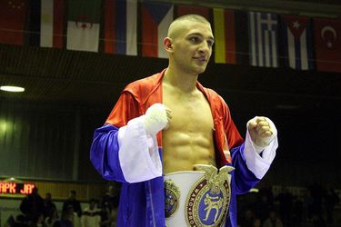 Srbský šampión v boxe a kickboxe má koronavírus. Chce ho poraziť knokautom v 1. kole