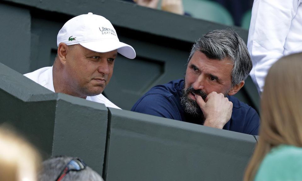Zľava tréner Srba Novaka Djokoviča Marián Vajda a bývalý chorvátsky tenista Goran Ivaniševič.