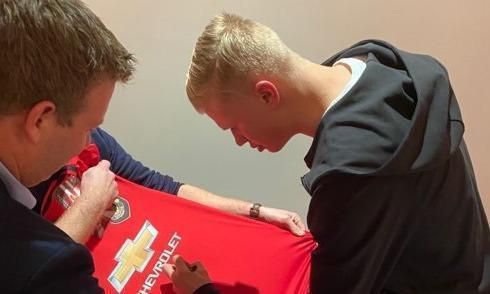 Erling Haaland podpisuje dres Manchestru United