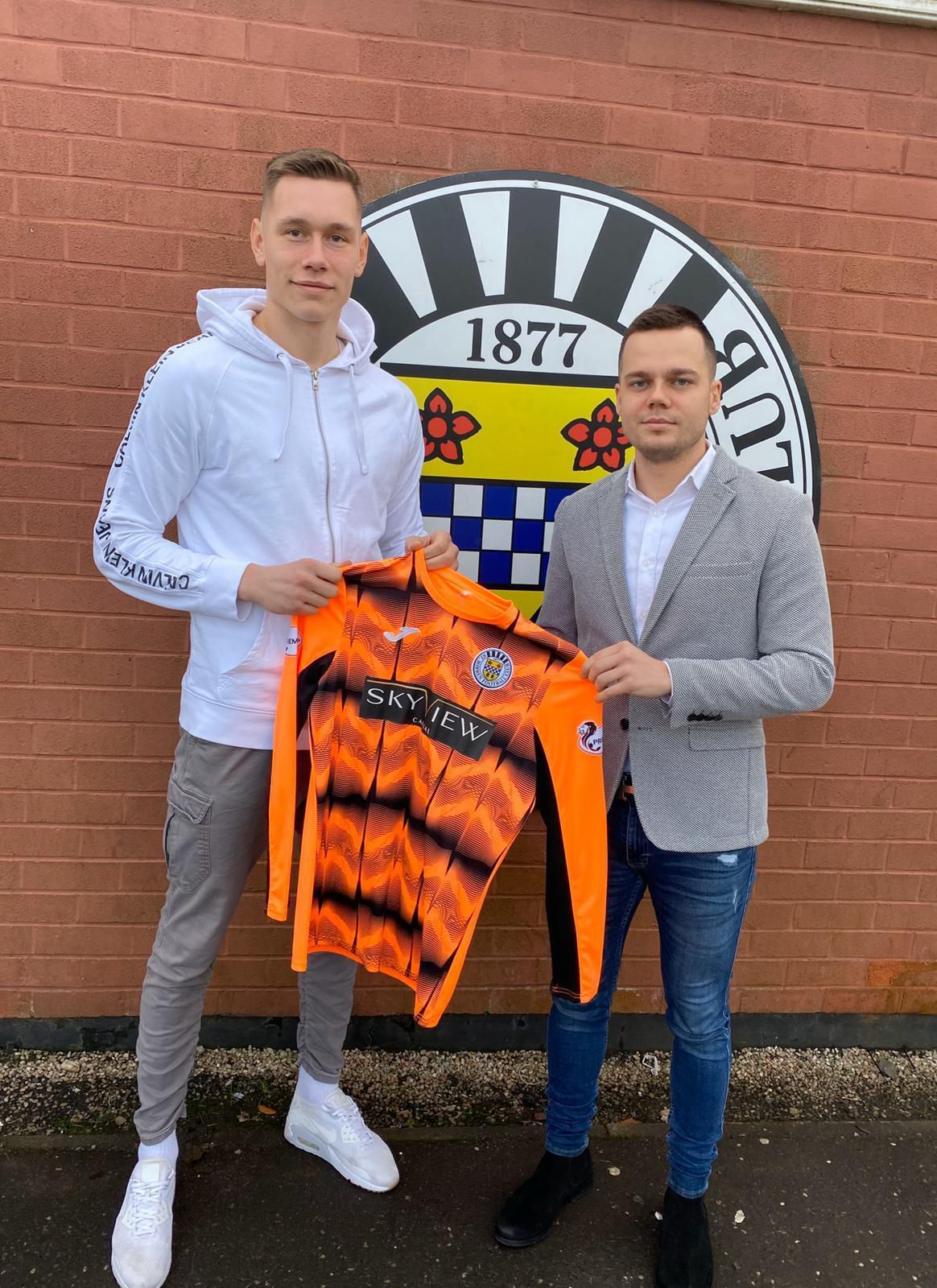 Peter Urminský s dresom škótskeho klubu FC St. Mirren a jeho agent Erik Neuschl.