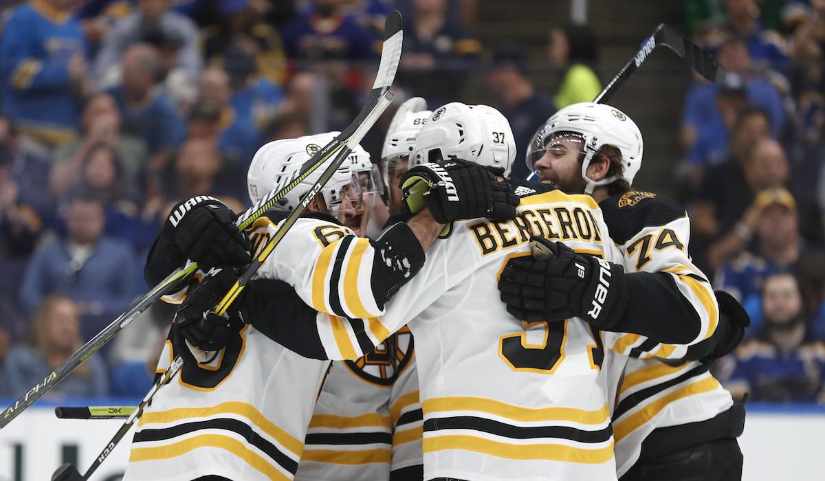 Hráči Bostonu sa tešia z gólu vo finále Stanley Cupu proti St. Louis.