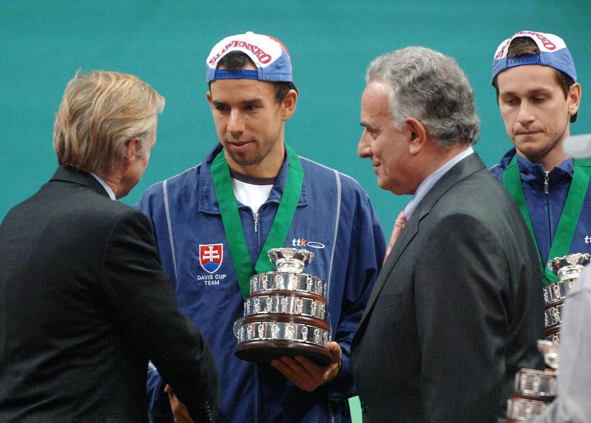 Dominik Hrbatý prijíma malý Davis Cup od predstaviteľov medzinárodnej tenisovej federácie a vpravo sa prizerá Karol Beck (december 2005).