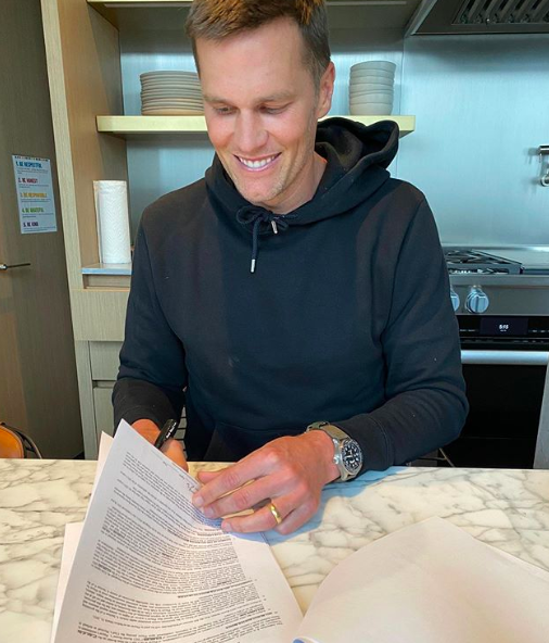 Tom Brady podpisuje zmluvu s Tampou Bay Buccaneers