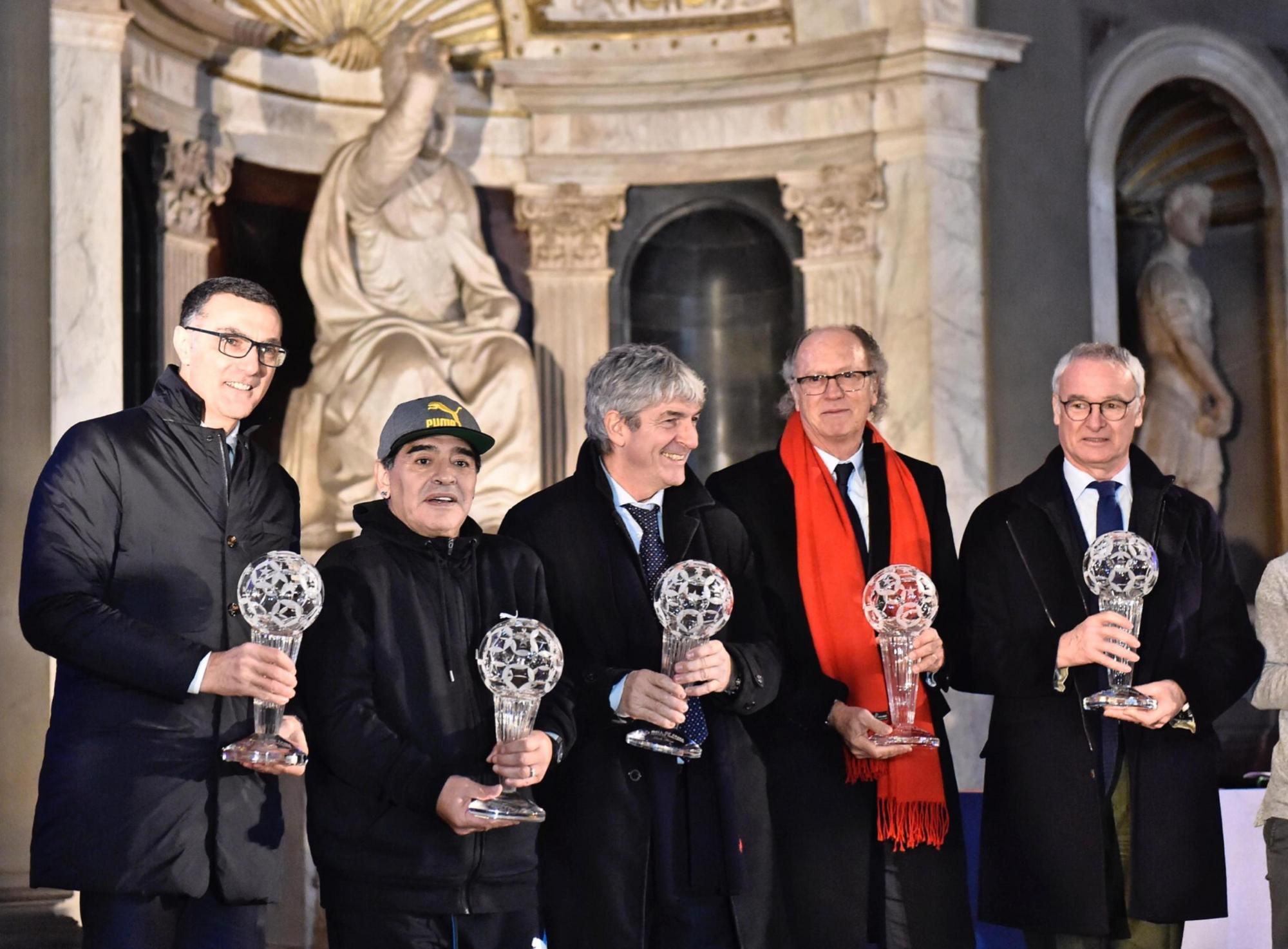 Členovia Siene slávy talianskeho futbalu zľava zľava bývalý taliansky futbalový reprezentant Giuseppe Bergomi, argentínska futbalová legenda Diego Maradona, bývalý taliansky reprezentačný útočník Paolo Rossi, brazílska futbalová legenda Paulo Roberto Falcao a tréner Claudio Ranieri počas slávnostnej ceremónie vstupu do futbalovej Siene slávy talianskeho futbalu vo Florencii 17. januára 2017.